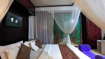 Minibar, in-room safe, desk, iron/ironing board