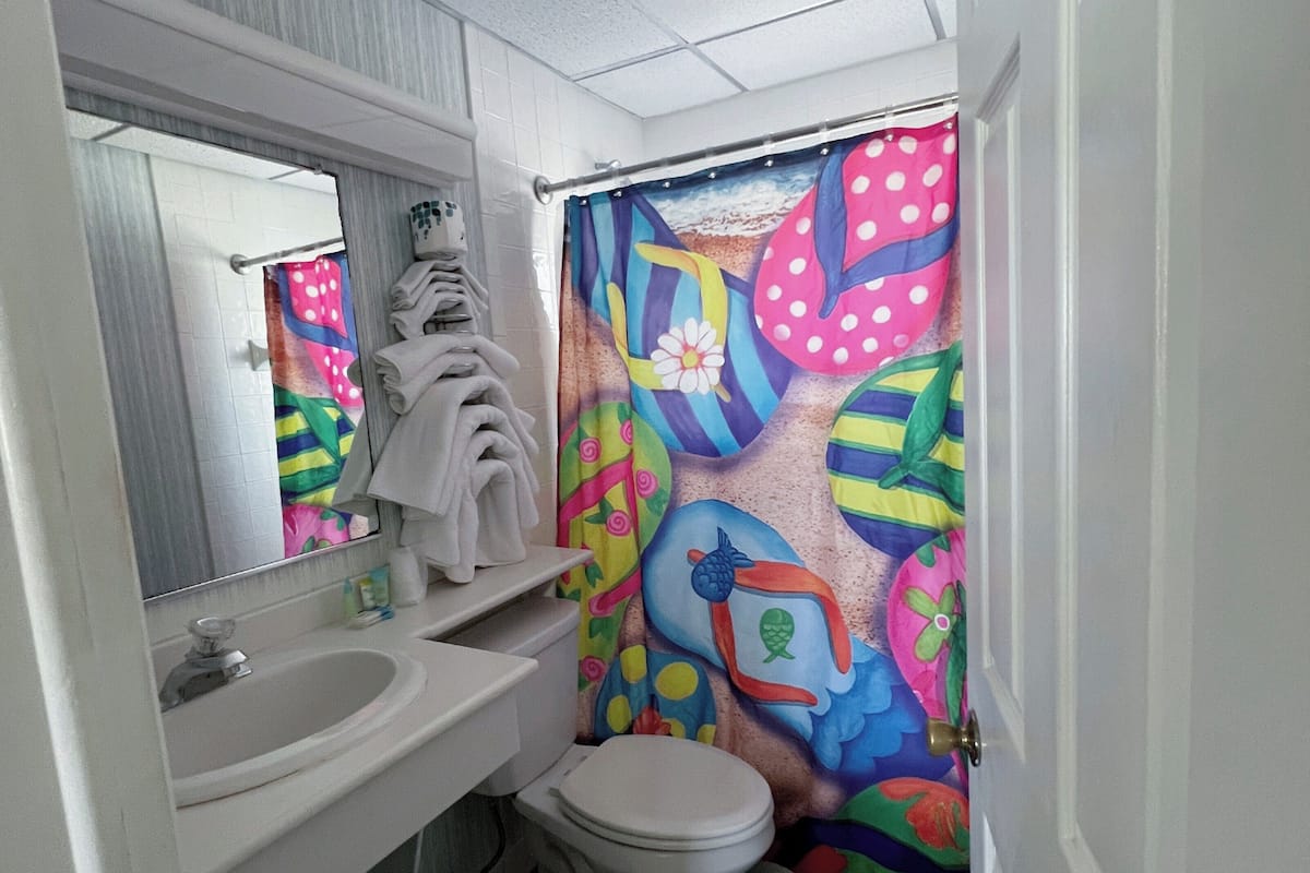 standard room, 1 king bed, refrigerator | bathroom | towels