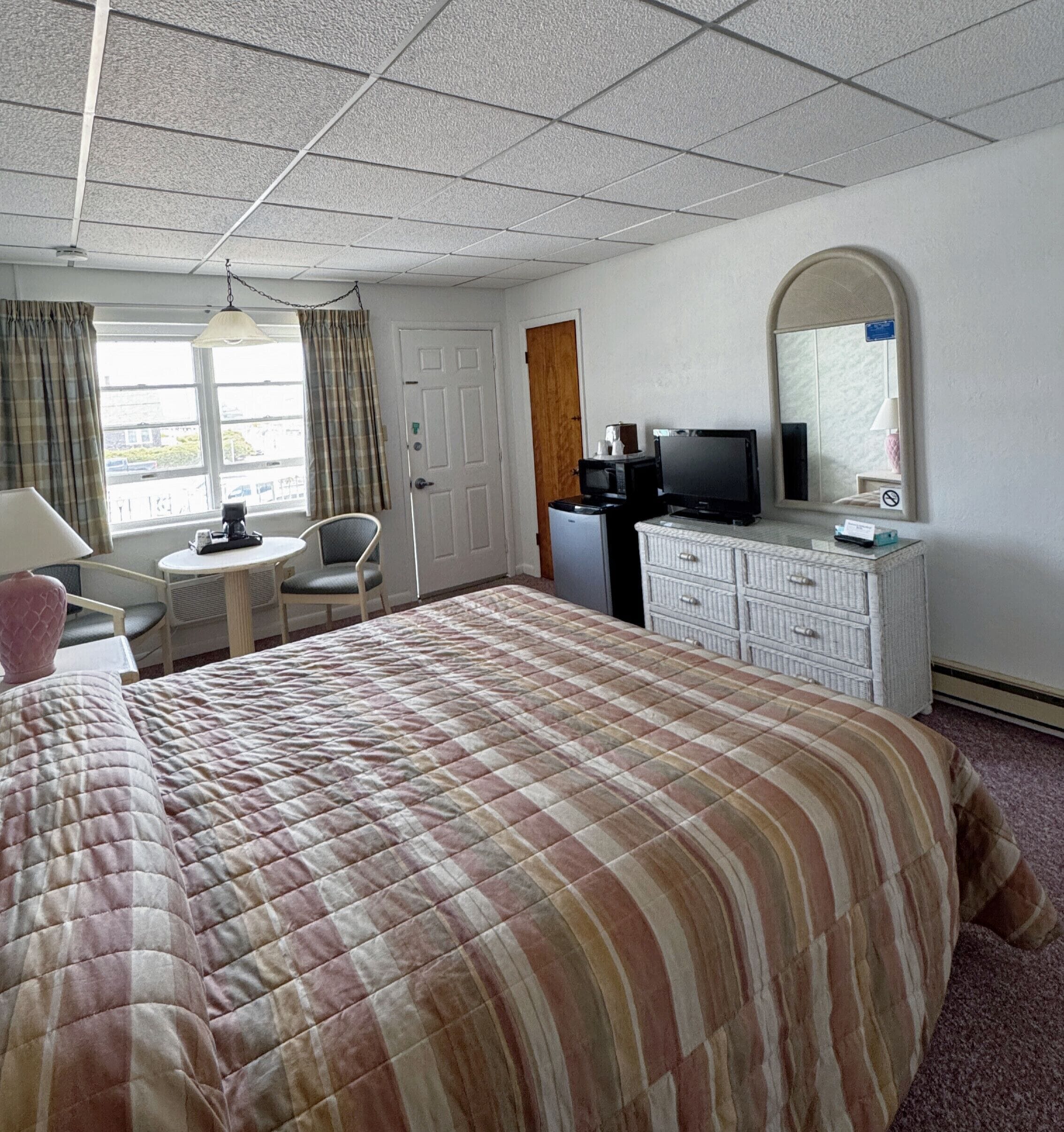 standard room, 1 king bed, refrigerator | free wifi, bed sheets