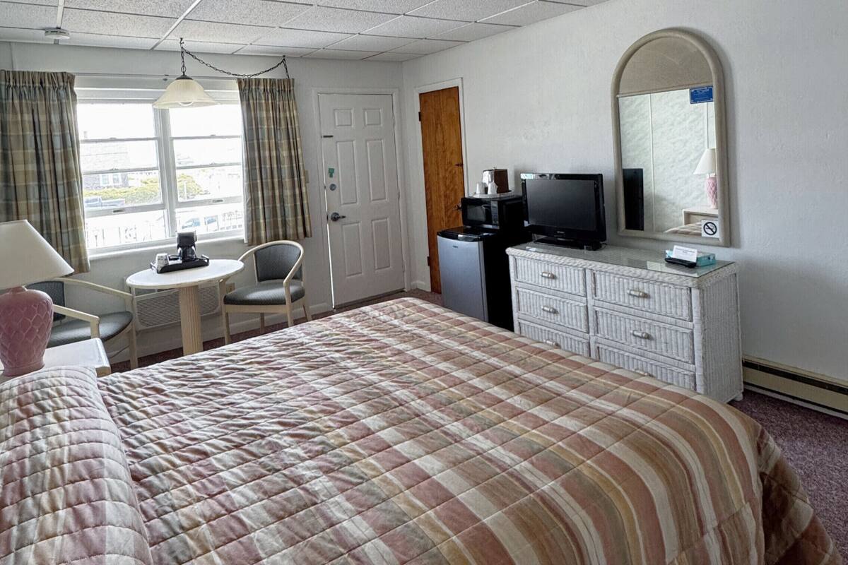 standard room, 1 king bed, refrigerator | free wifi, bed sheets