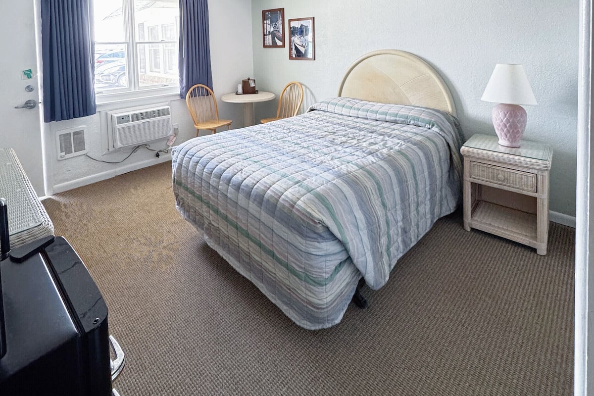 Standard Room, 1 Queen Bed | Free WiFi, bed sheets