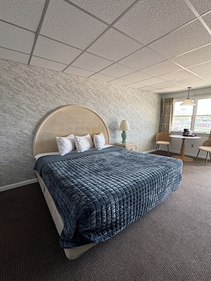 Chambre Standard, 1 trÚs grand lit, réfrigérateur | AccÚs au Wi-Fi (inclus), literie fournie