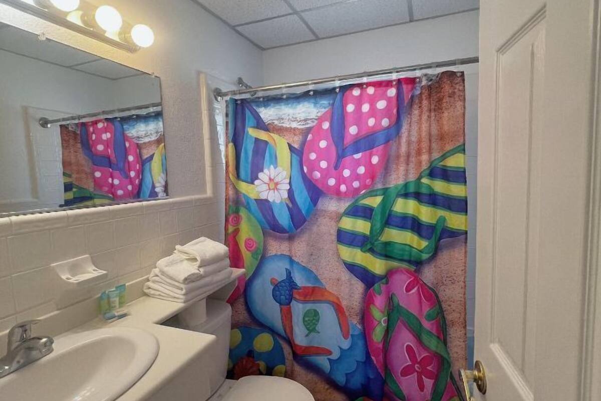 standard room, 1 queen bed | bathroom | towels