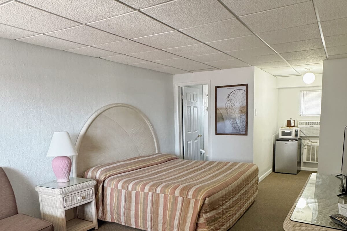Standard Room, 1 King Bed, Refrigerator | Free WiFi, bed sheets