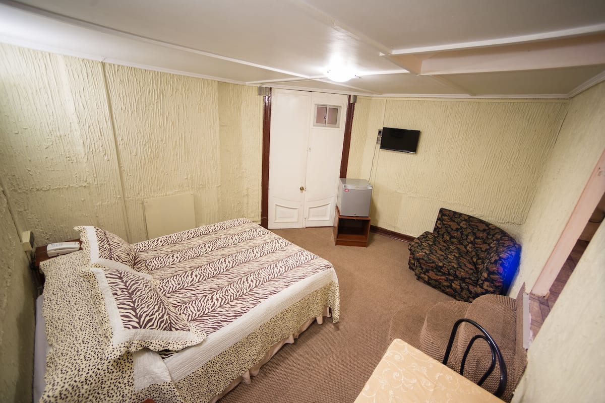 Soundproofing, free WiFi, bed sheets