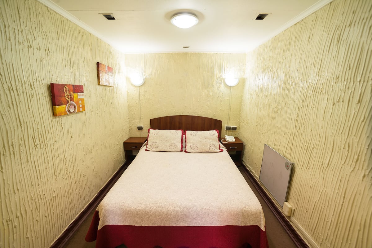 Soundproofing, free WiFi, bed sheets