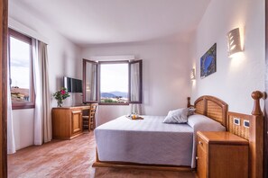 Minibar, két bảo mật tại phòng, bàn, màn/rèm cản sáng