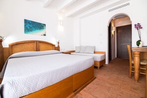 Minibar, in-room safe, desk, blackout curtains - Hotel La Vecchia Marina (Tortoli)