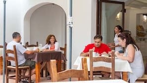 Petit déjeuner buffet (10.00 EUR par personne)