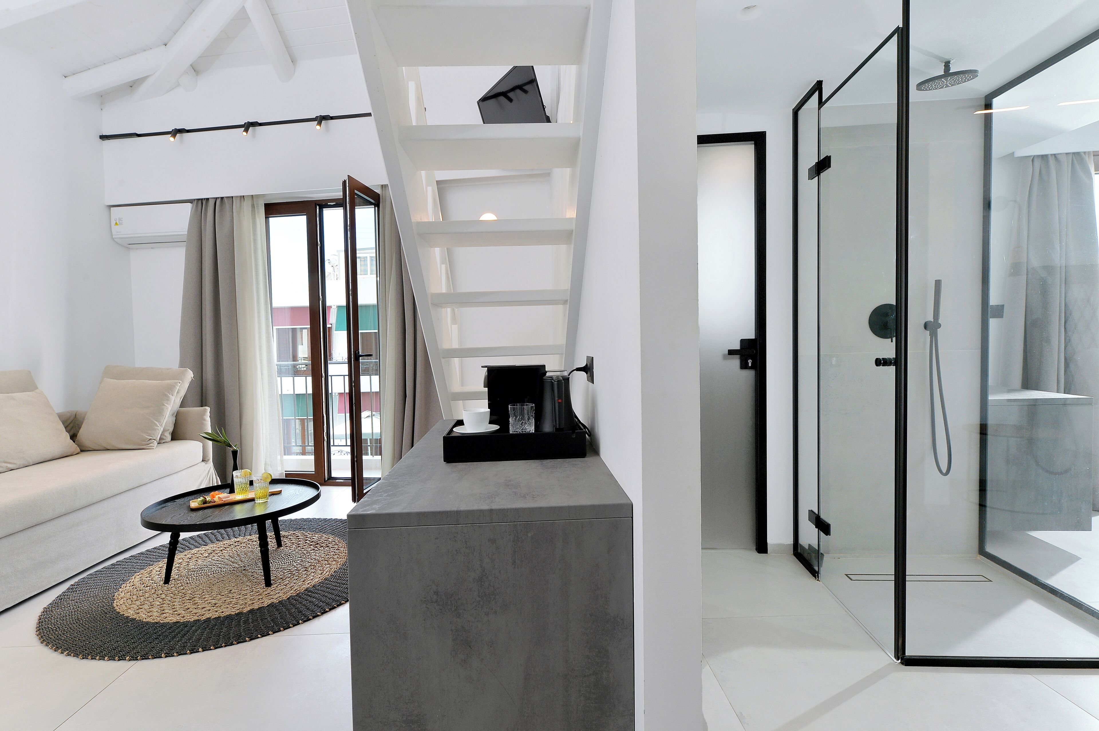 Grand Suite with Loft and Pool View | Truy cập Internet không dây miễn phí, bộ trải giường 