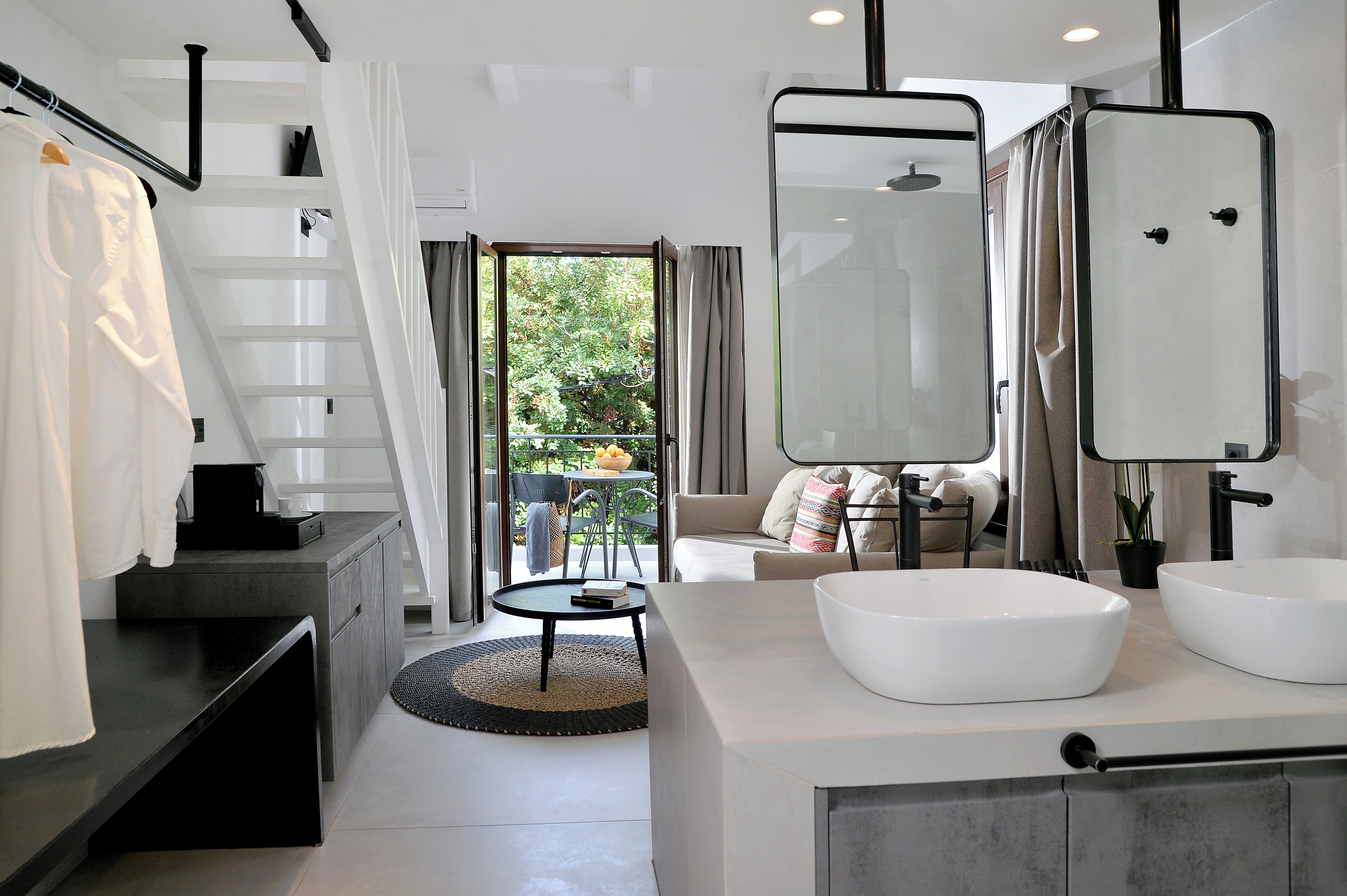 Standard Suite with Loft | Oleskelualue | 32–tuumainen televisio, jossa kaapelikanavat