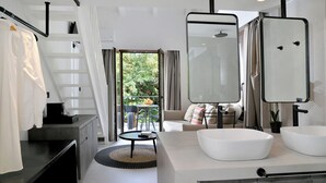 Standard Suite with Loft | Oppholdsområde | En 32-tommers TV med kabel-kanaler