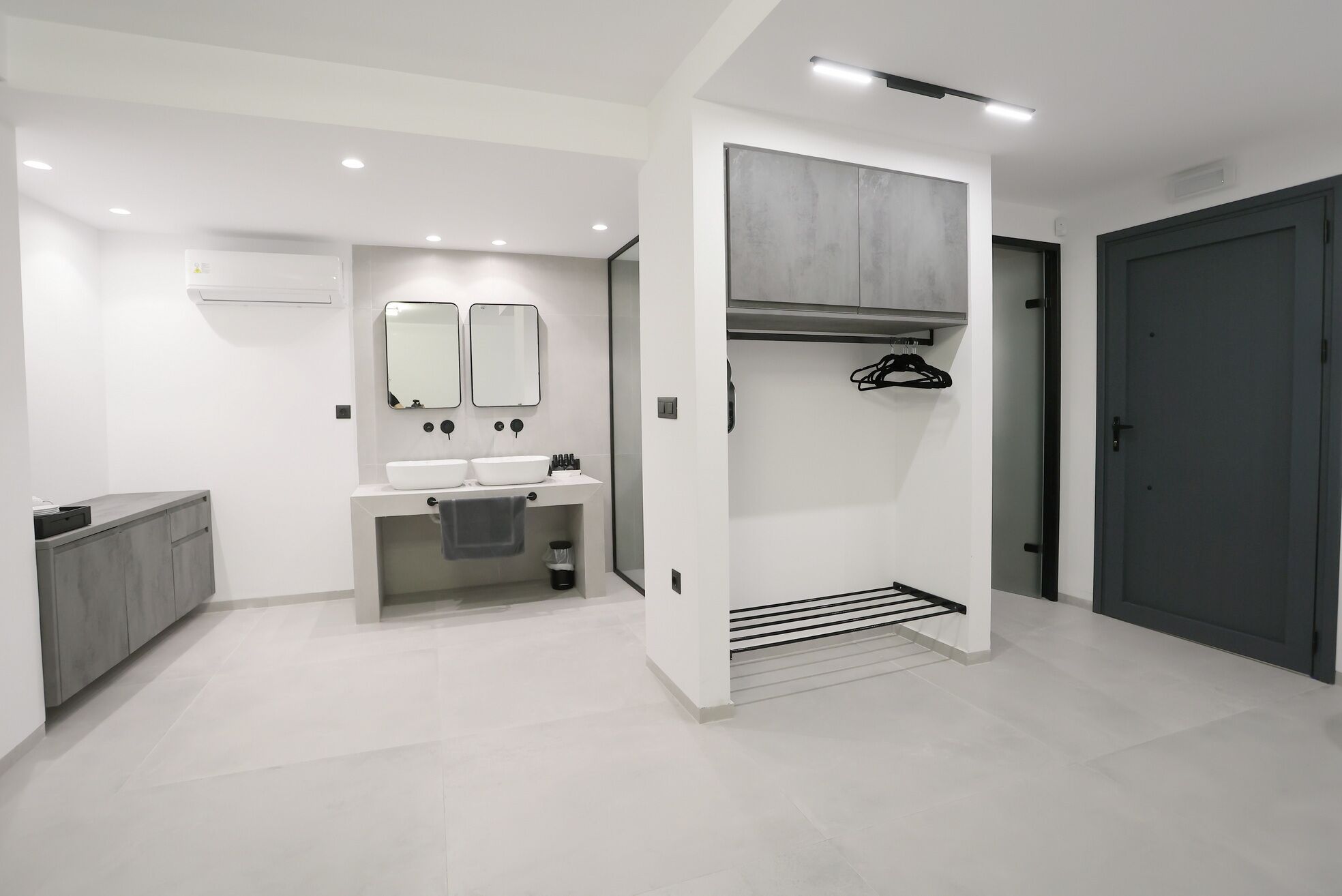 junior suite | bathroom | free toiletries, hair dryer, towels, soap