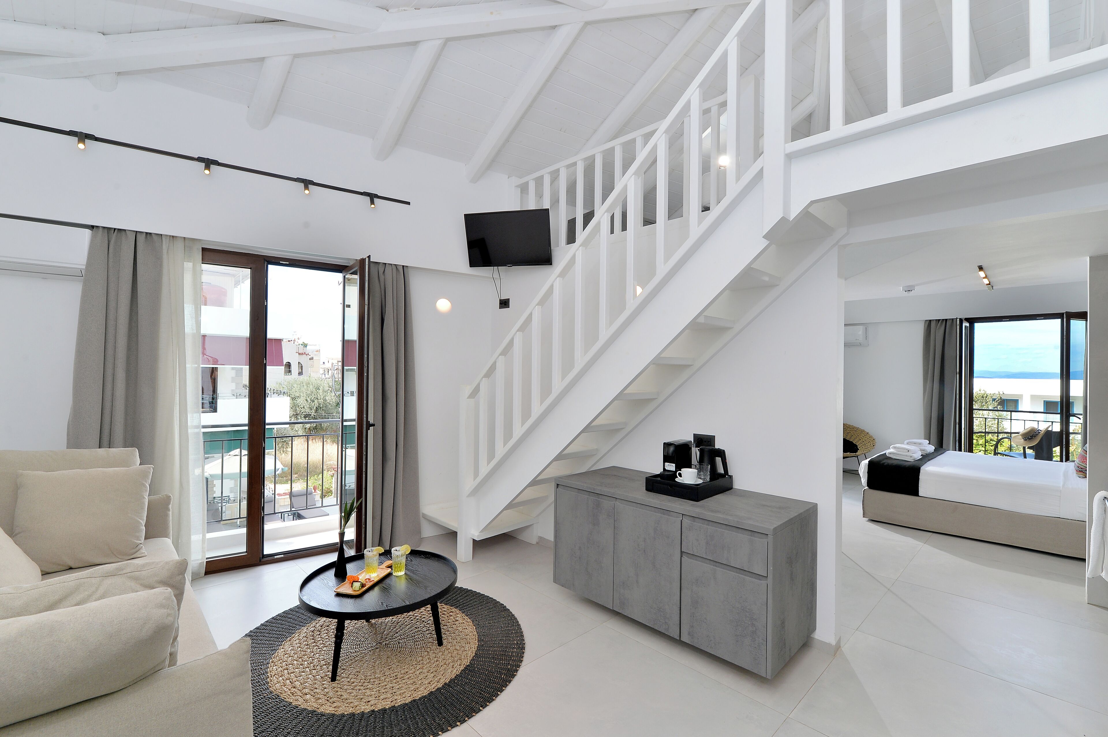 Grand Suite with Loft and Pool View | Kostenloses WLAN, Bettwäsche