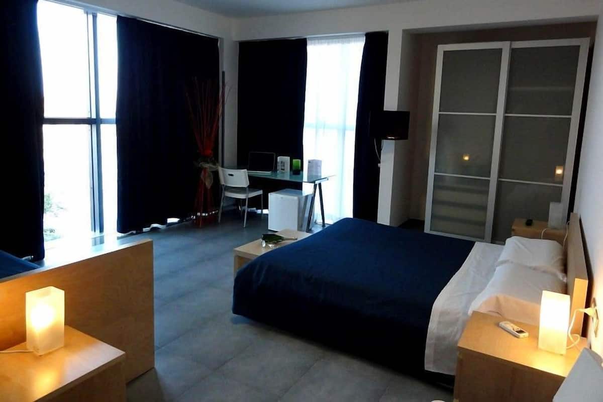 Standaard kamer | Italiaanse Frette-lakens, pillowtop-bedden, een minibar, een bureau