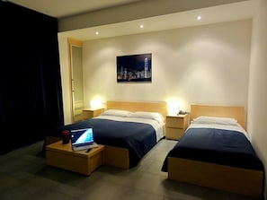 Draps italiens Frette, surmatelas, minibar, bureau