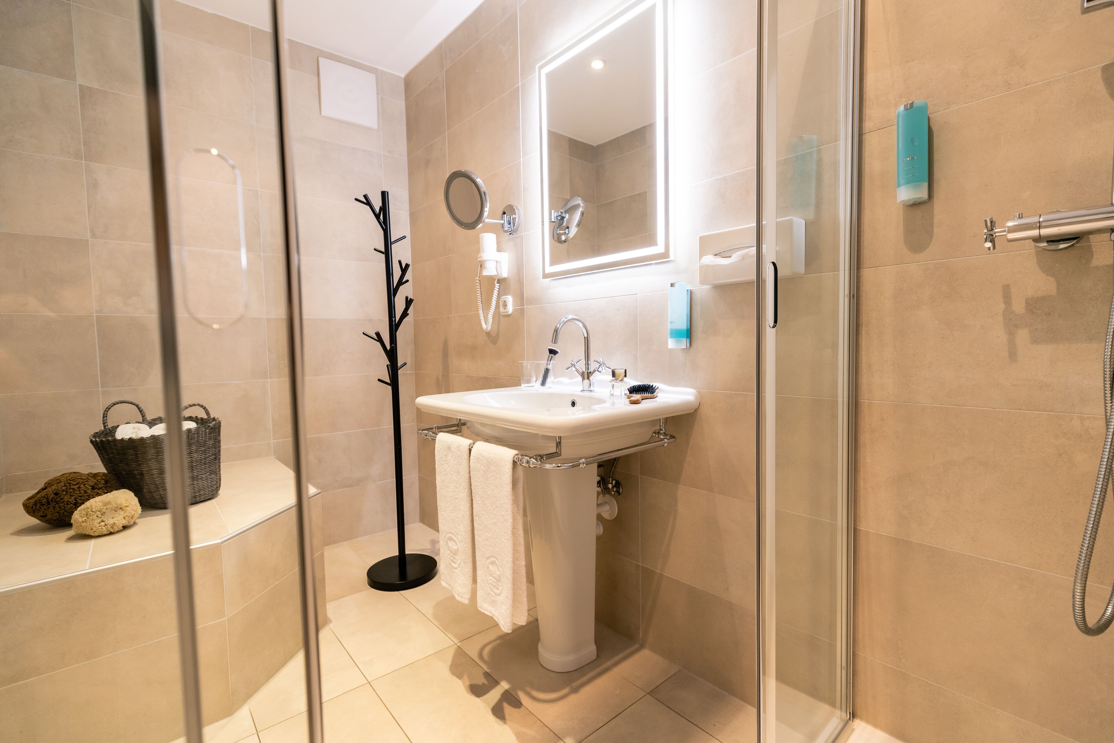 double room | bathroom | free toiletries, hair dryer, bathrobes, slippers