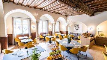 Tägliches Frühstücksbuffet (16 EUR pro Person)