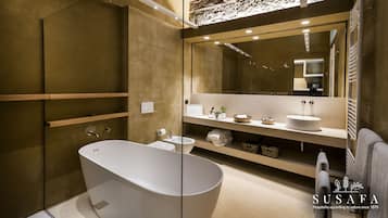 Suite Studio Classique | Salle de bain | SĂšche-cheveux, peignoirs, chaussons, serviettes fournies