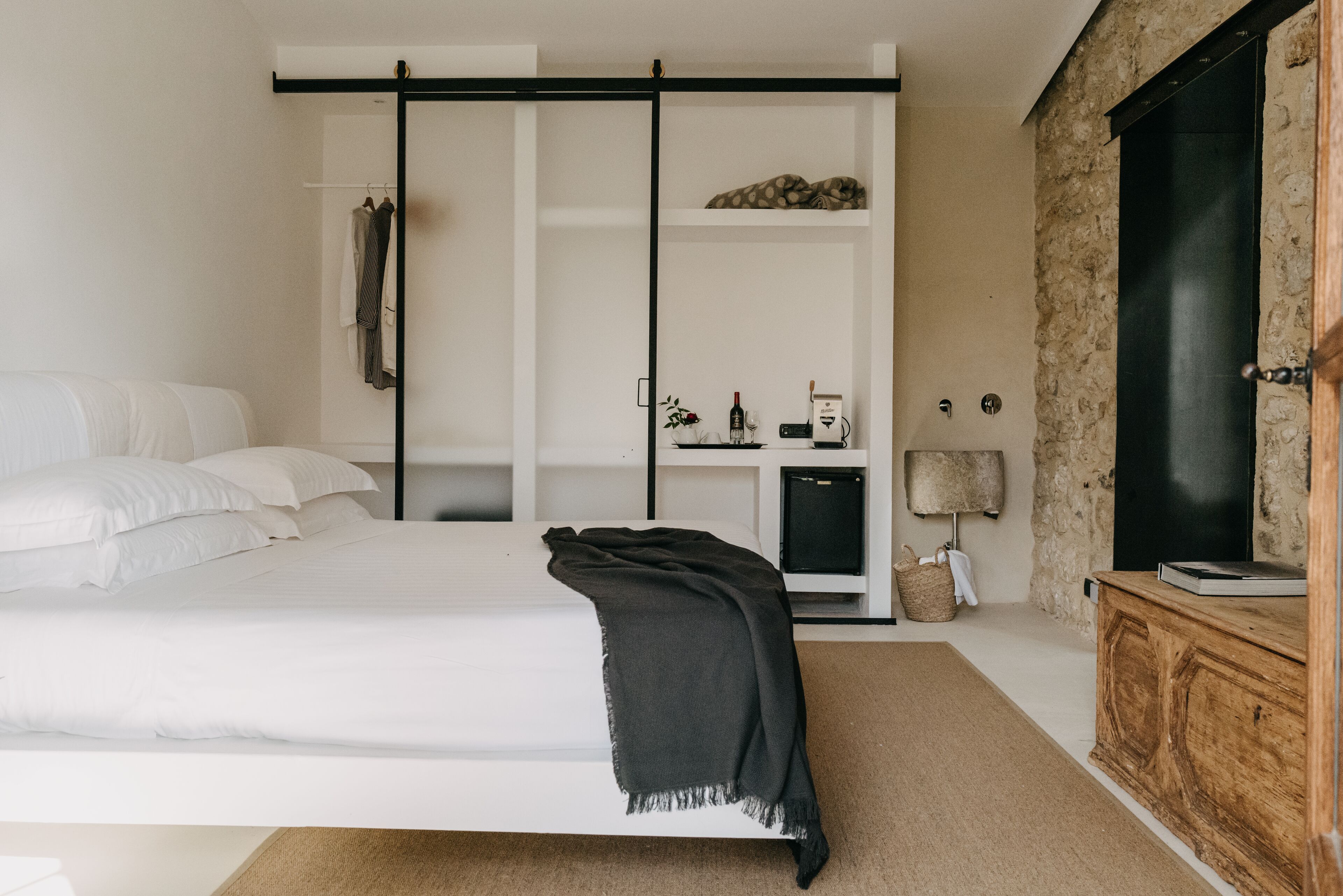 Ein Schlafzimmer mit Bett, Kleiderschrank, Fernseher und Lampe.
