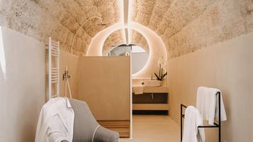 Deluxe Studio Suite | Bathroom