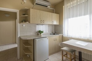 Kühlschrank, Mikrowelle, Kochgeschirr/Geschirr/Besteck