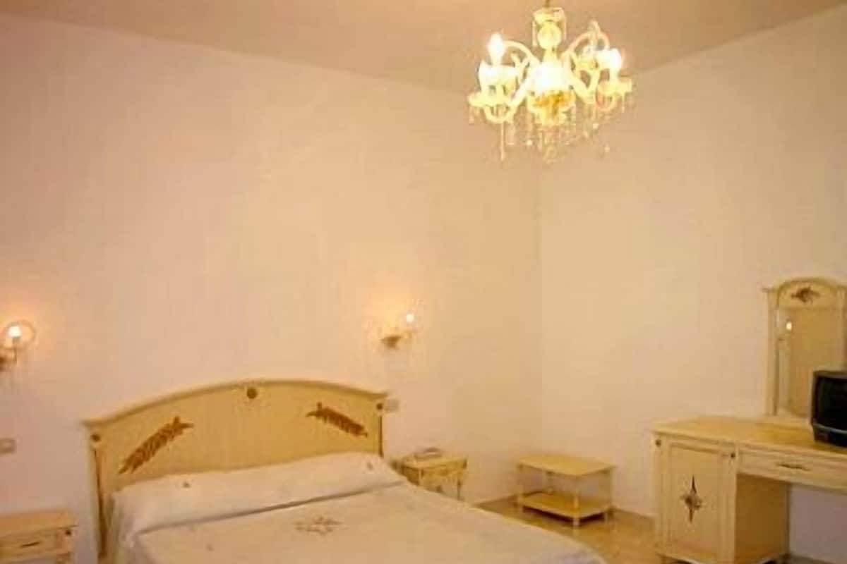 Double Room | In-room safe, desk, cribs (surcharge), rollaway beds