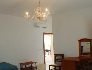 In-room safe, desk, cots/infant beds, rollaway beds - Araba Fenice Hotel (San Vito Lo Capo)