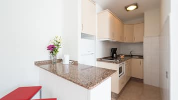 Frigorífico grande, microondas, cafetera o tetera y hervidor eléctrico