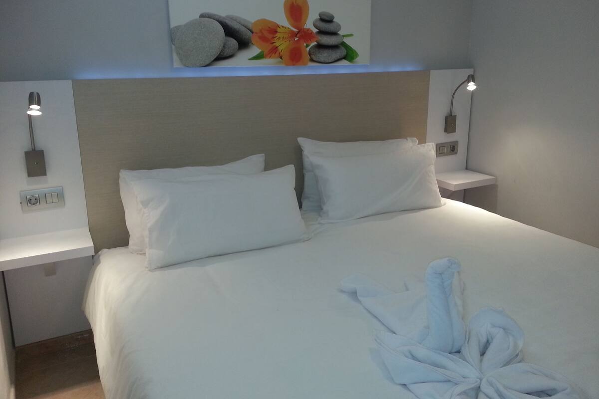 Apartemen, 2 kamar tidur | Meja kerja, tirai kedap cahaya, setrika/meja setrika, dan Wi-Fi gratis