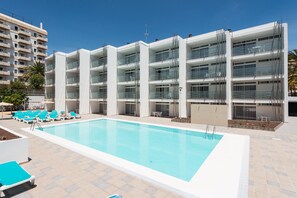 A modern hotel with a swimming pool, multiple balconies, and a terrace area. - eó Las Rosas (San Bartolomé de Tirajana)