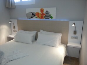 Bureau, rideaux occultants, fer et planche à repasser, Wi-Fi gratuit