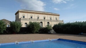 Un edificio grande con una piscina delantera.