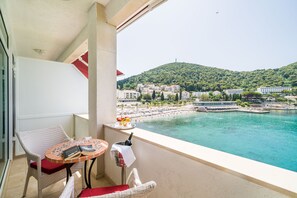 Suite, balkon, uitzicht op zee | Een kluis op de kamer, een bureau, gratis babybedden
