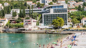 Plage, cabines (en supplément), chaises longues, parasols