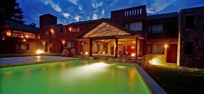 Outdoor pool, pool loungers - Hotel Vientonorte (Tilcara)