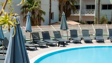 2 ulkouima-allasta avoinna 7.00–19.00, aurinkotuoleja