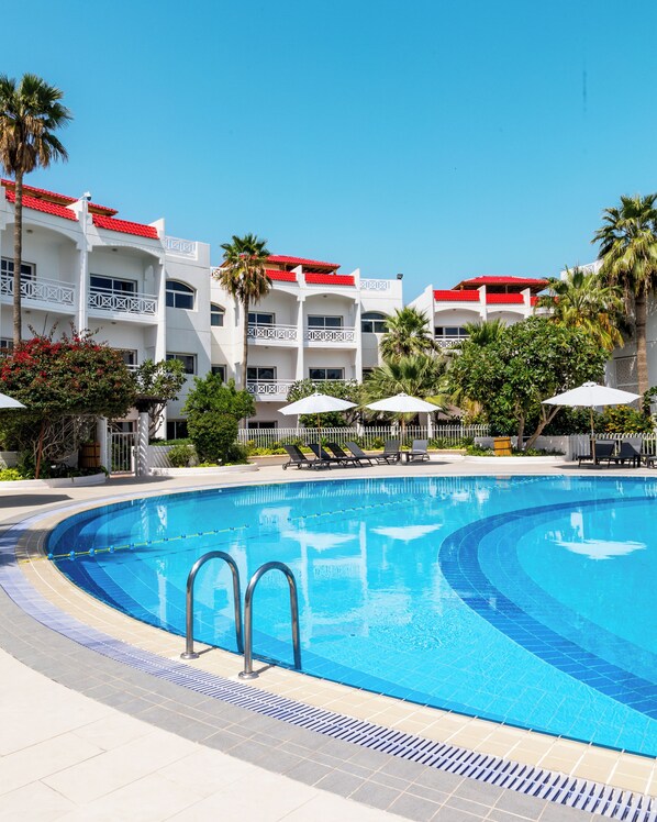 2 Außenpools, geöffnet von 07:00 Uhr bis 19:00 Uhr, Liegestühle