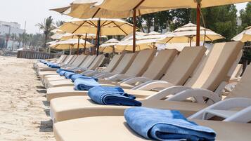 Privat strand, parasoller, strandhanddukar och sportdykning