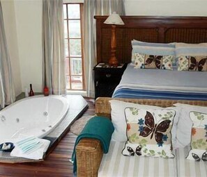 Double or Twin Room | 1 bedroom, hypo-allergenic bedding, pillowtop beds, minibar - Villa Valencia (Pinetown)