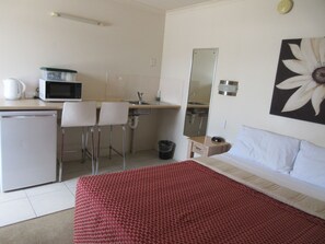 Premium bedding, desk, iron/ironing board, rollaway beds - Nambour Lodge Motel (Nambour)