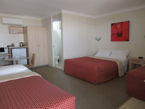 Family Room | Premium bedding, desk, iron/ironing board, rollaway beds - Nambour Lodge Motel (Nambour)