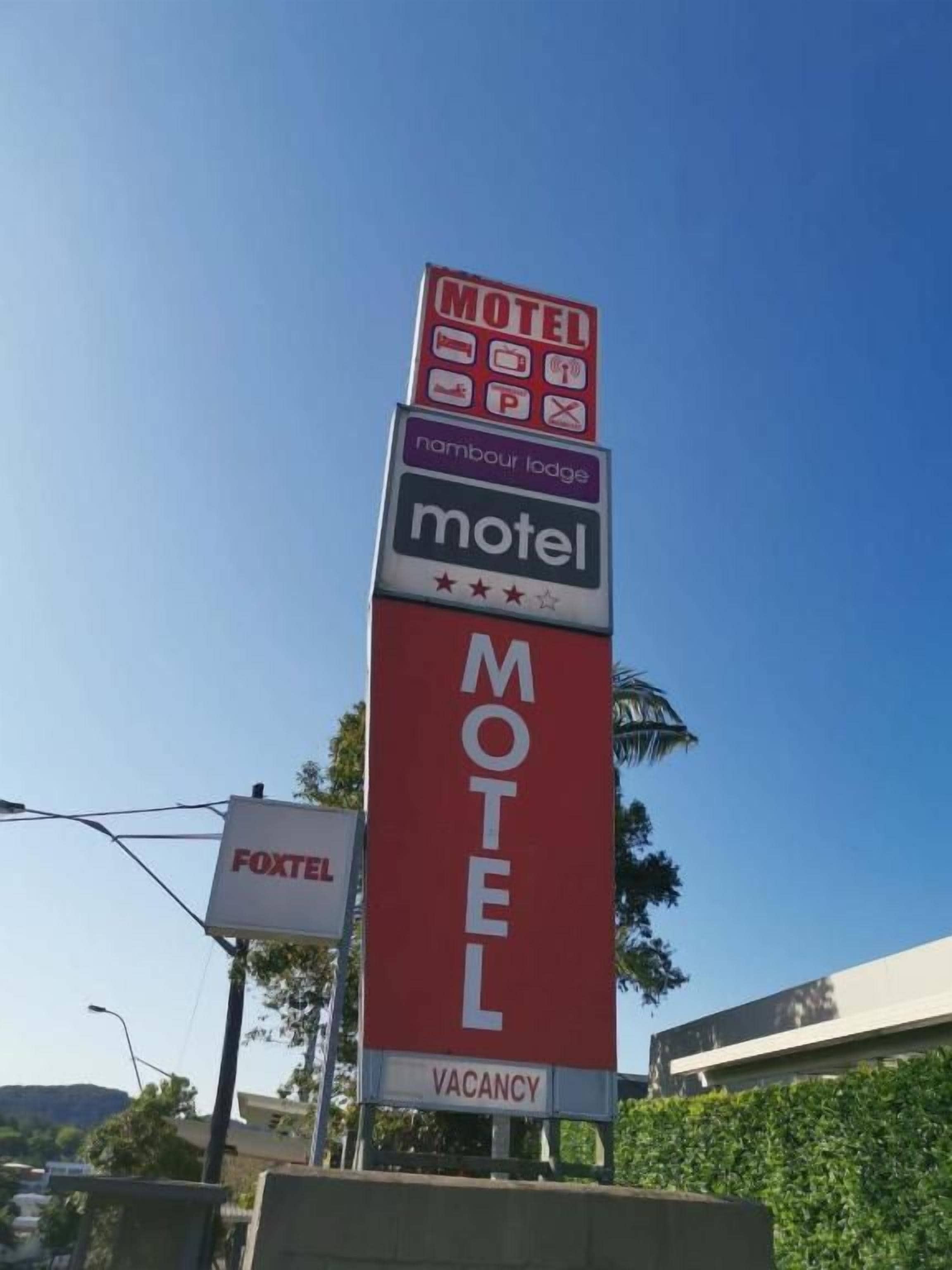 A motel sign with amenities icons, a name, and a vacancy indicator.