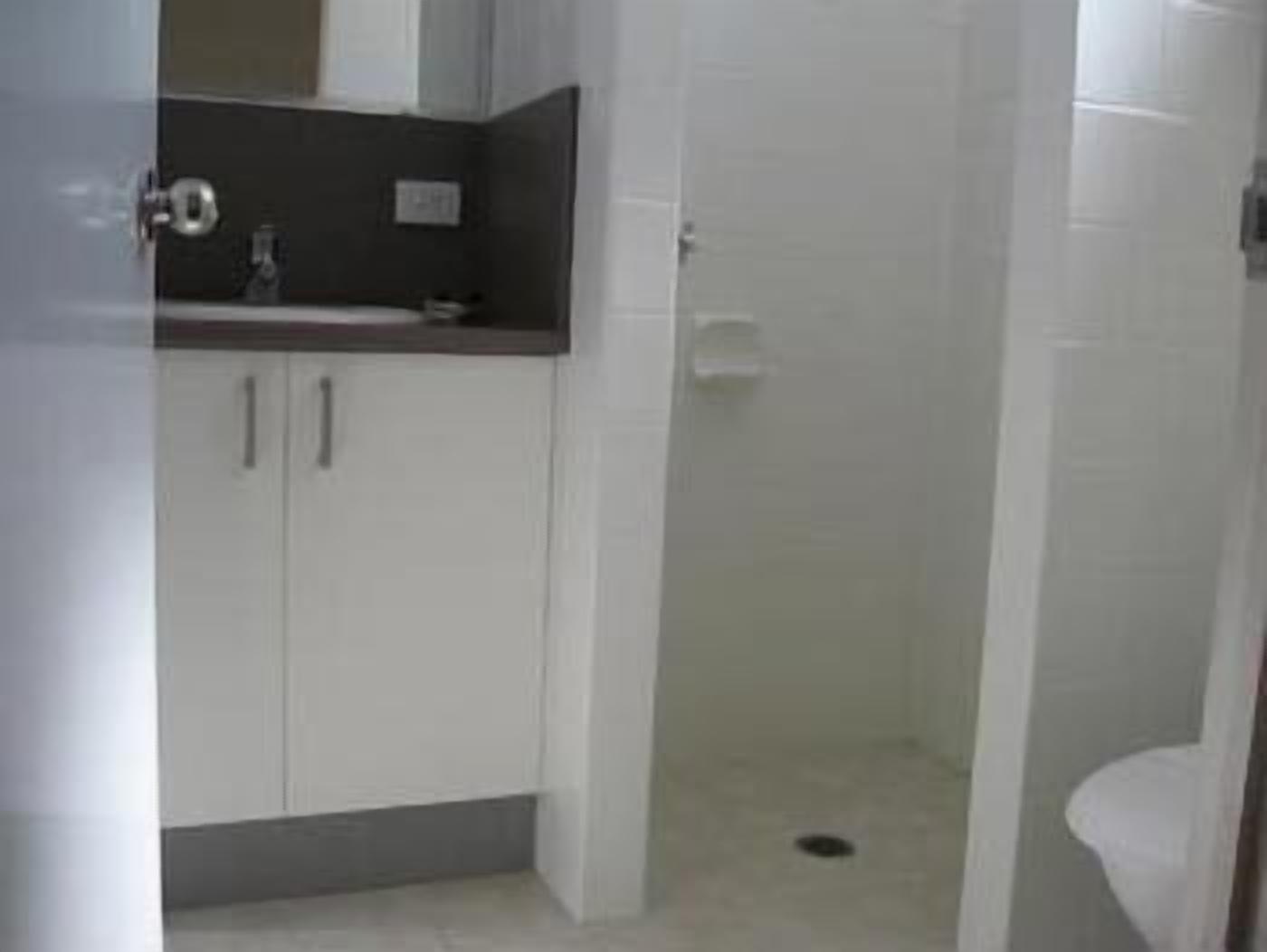 Ducha, artículos de tocador gratuitos, secador de pelo, toallas