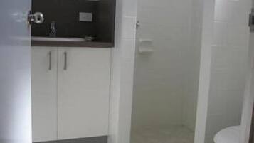 Ducha, artículos de tocador gratuitos, secador de pelo, toallas