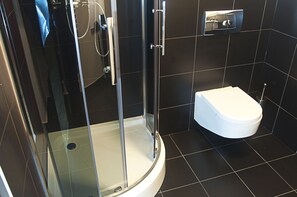 Bruser, gratis toiletartikler, hårtørrer, håndklæder