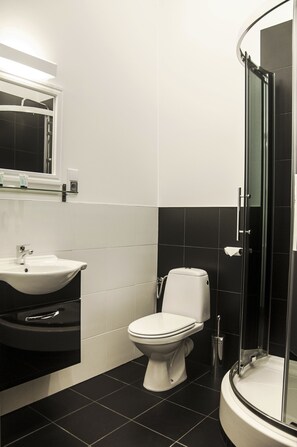 Douche, articles de toilette gratuits, sèche-cheveux