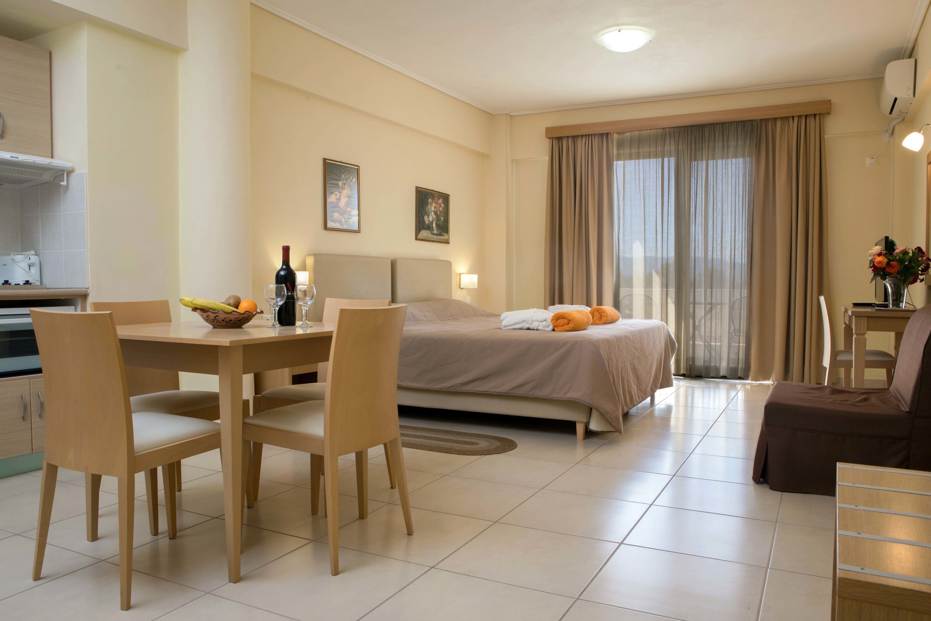 Kamar Double atau Twin Deluks | Brankas, didekorasi berbeda-beda, dan meja kerja