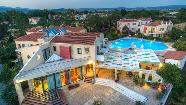 Un hotel con piscina, mobiliario exterior y vistas del paisaje circundante.