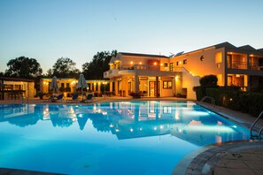 Outdoor pool, pool loungers - Aeolian Gaea Hotel (Lesvos)